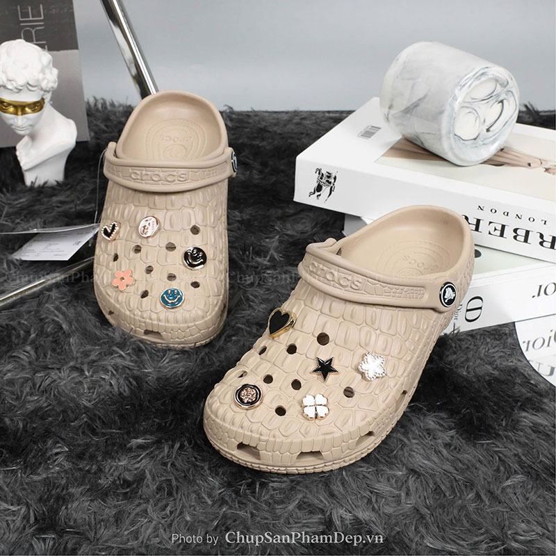 Dép Sục Crocs Canary Charm Đá Sang Trọng