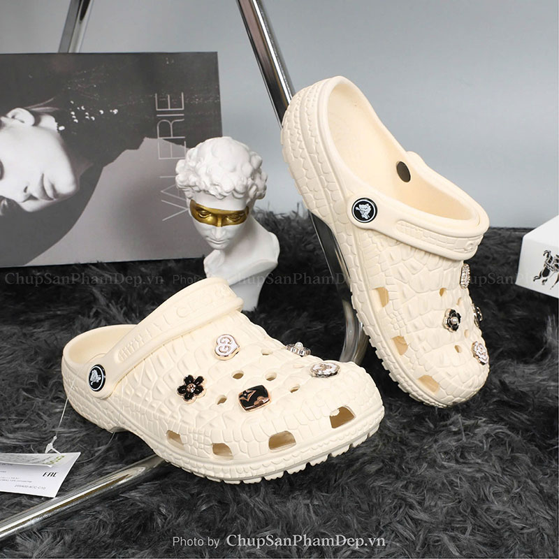 Dép Sục Crocs Canary Charm Đá Sang Trọng